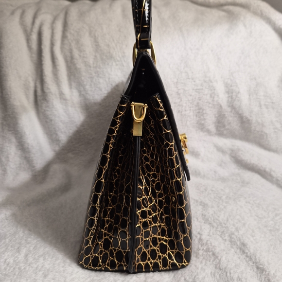 Elegant Black and Gold Croc-Embossed Handbag - Picture 5 of 11